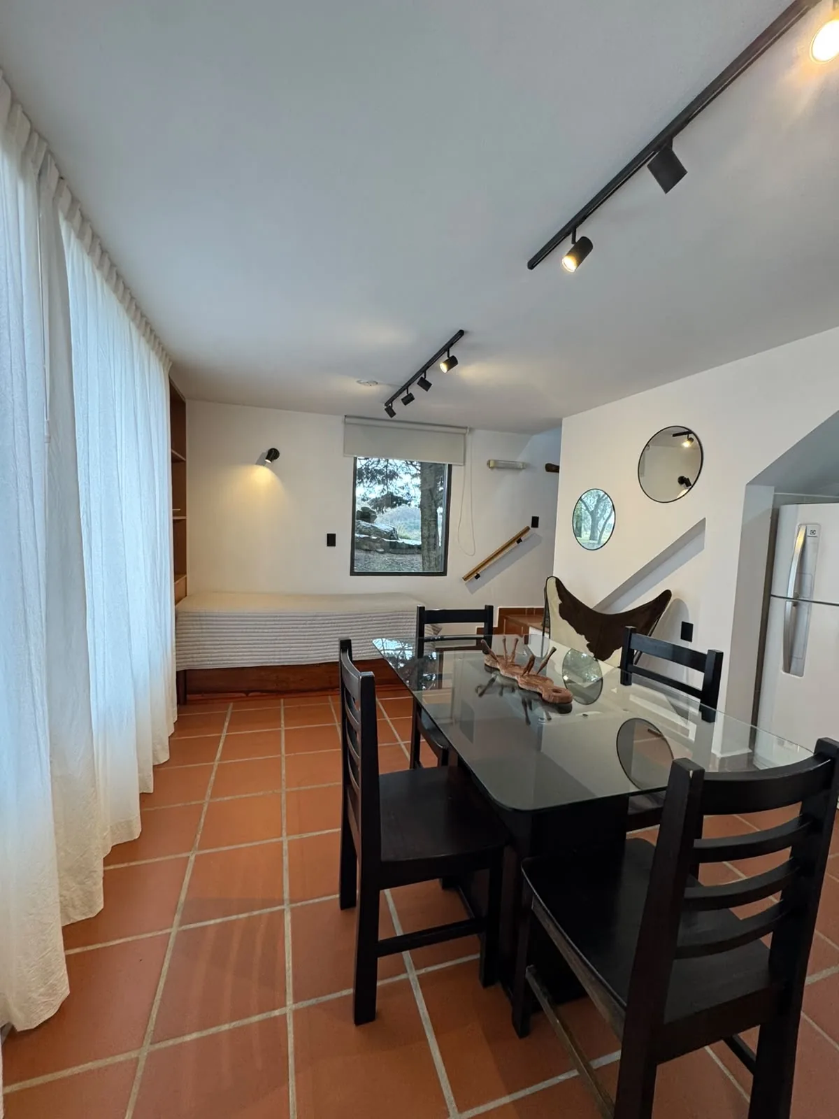 Comedor de la Casa Amarilla con mesa para cuatro